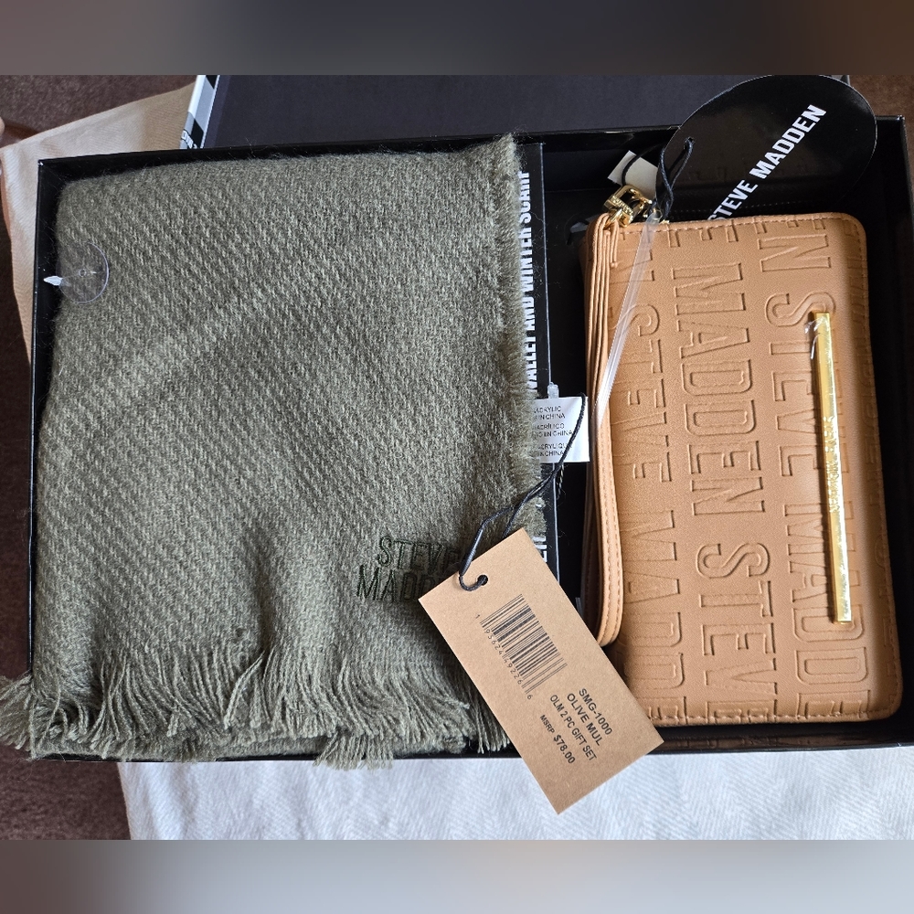 NWT Steve Madden 2pc Bifold Wallet and Scarf Set. Gift Boxed